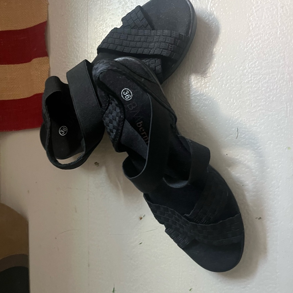 bernie mev. Black Casual Sandals with Adjustable Straps